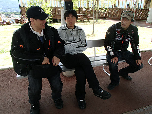 ベンチに座り雑談を楽しむ